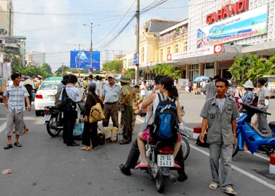 Nhu cầu đi tàu tăng cao trong dịp hè khi học sinh đi thi đại học.